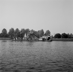 51645 Gezicht op het Amsterdam-Rijnkanaal te Utrecht met op de achtergrond een baggerschip.